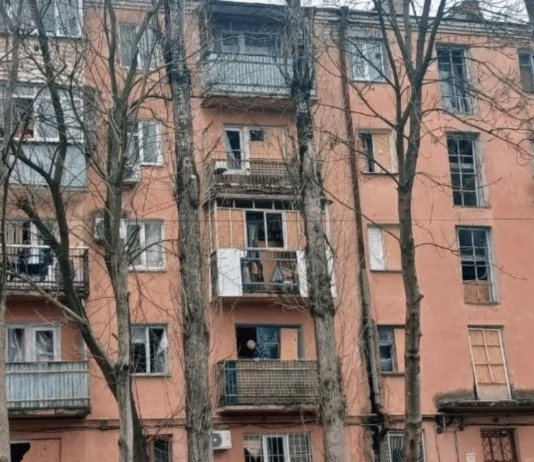 Поранені люди, пошкоджені будинки та бізнес-центр. Наслідки російських атак по Херсонщині