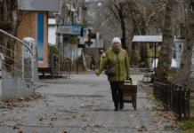 Поліцейські евакуювали подружжя пенсіонерів із прифронтового села на Херсонщині