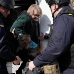 Рятувальники евакуювали з небезпечного району Херсона жінку з песиком