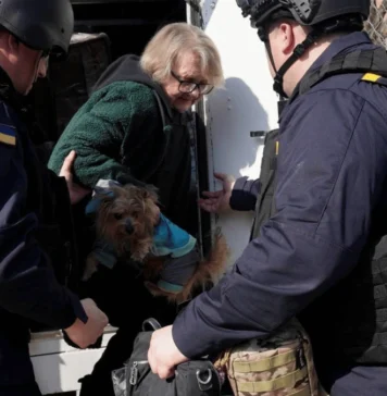 Рятувальники евакуювали з небезпечного району Херсона жінку з песиком