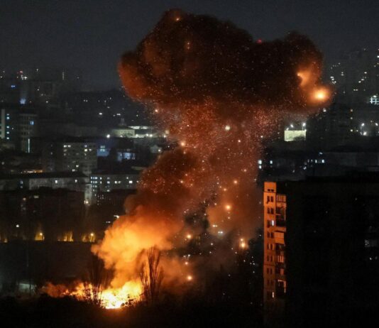 ВС РФ ударили по Одессе «Шахедами»: разрушили роддом, детали (видео)