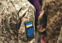 На Закарпатье толпа с палками атаковала бус ТЦК (видео)