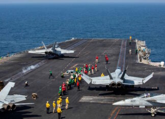 Дым над Персидским заливом: Иран атаковал танкеры и нефтяную платформу (фото)