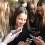 В Раде хотят запретить смартфоны на уроках в школах