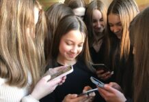 В Раде хотят запретить смартфоны на уроках в школах