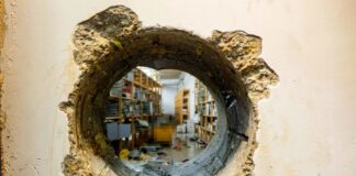 Ограбление века: в Германии до сих пор ищут воров, которые пробили дыру в банк и украли 100 млн евро