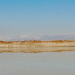 В одном из самых соленых мест на Земле найдена загадочная «чаша»: до краев полна пресной воды