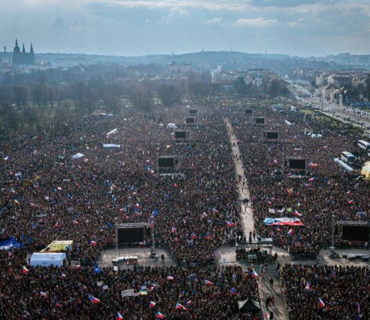 В Чехии на улицы вышли десятки тысяч из-за пророссийской политики правительства (фото, видео)