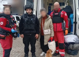 Поліцейські евакуювали подружжя з Херсонщини, яке вдруге втратило дім через обстріли