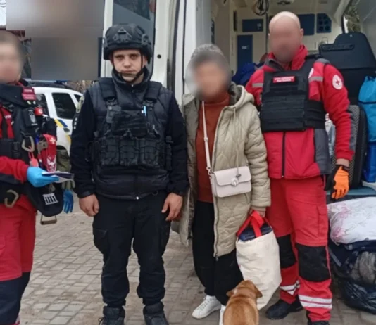 Поліцейські евакуювали подружжя з Херсонщини, яке вдруге втратило дім через обстріли