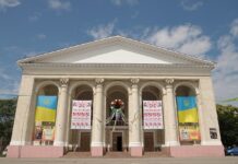 Директора та артистку херсонського театру імені М.Куліша відзначили державними нагородами