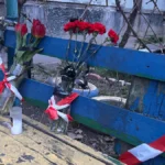 У мікрорайоні «Шуменський» в Херсоні до місця удару російських військ принесли квіти. ФОТО