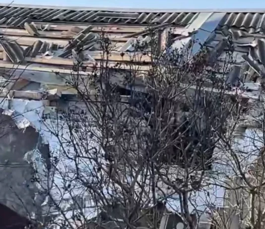 Війська РФ влучили у будинок в одному з районів Херсона, поранена людина. ВІДЕО