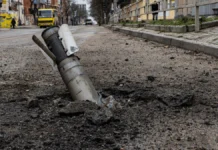 У Херсоні поліціянти евакуювали чоловіка, який потрапив під російський обстріл на зупинці. ВІДЕО