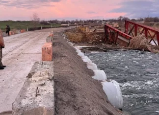 На Херсонщині тимчасово обмежено рух вантажівок на переправі на одній із доріг
