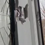 Внаслідок обстрілу пошкоджена адмінбудівля у Херсоні. ВІДЕО