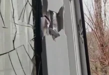 Внаслідок обстрілу пошкоджена адмінбудівля у Херсоні. ВІДЕО