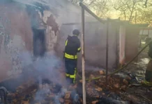 На Херсонщині у двох селах через російські атаки горіли будинки. ФОТО