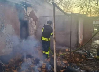 На Херсонщині у двох селах через російські атаки горіли будинки. ФОТО