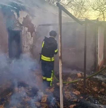 На Херсонщині у двох селах через російські атаки горіли будинки. ФОТО