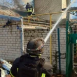 Внаслідок атаки російських військ загорівся будинок у Херсоні. ФОТО