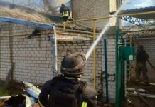 Внаслідок атаки російських військ загорівся будинок у Херсоні. ФОТО