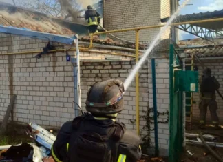 Внаслідок атаки російських військ загорівся будинок у Херсоні. ФОТО