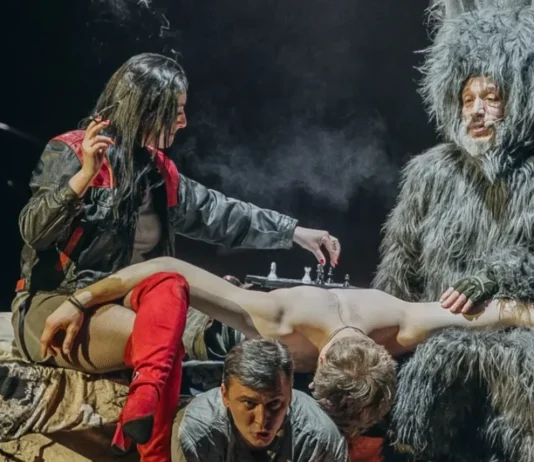 “Глядачі шоковані”. Актор з Херсона розповів про тур вистави “Я бачу вас цікавить пітьма”