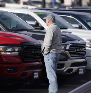 Нанесли 14 ножевых ранений: в Польше напали на украинца, который продавал злоумышленникам авто