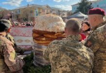 В Волынской области испекли рекордную паску весом 200 кг (видео)