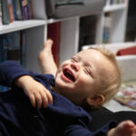 Мама тоже смеялась: малыш взорвал сеть «заразительным» хохотом с каждой реплики папы (видео)