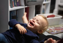 Мама тоже смеялась: малыш взорвал сеть «заразительным» хохотом с каждой реплики папы (видео)