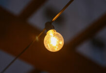 На Закарпатье предпринимателя подозревают в плате за свет в ТЦ по тарифу для населения