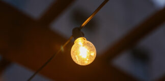 На Закарпатье предпринимателя подозревают в плате за свет в ТЦ по тарифу для населения