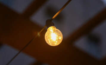 На Закарпатье предпринимателя подозревают в плате за свет в ТЦ по тарифу для населения