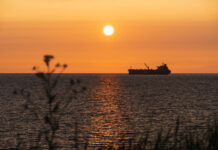 Экспорт нефти из России упал до годового минимума после ударов Украины