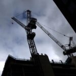 Одна из крупнейших строительных компаний Британии сокращает расходы из-за войны в Иране