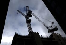 Одна из крупнейших строительных компаний Британии сокращает расходы из-за войны в Иране