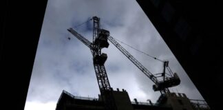 Одна из крупнейших строительных компаний Британии сокращает расходы из-за войны в Иране