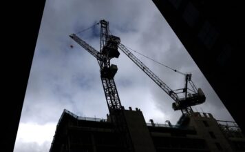 Одна из крупнейших строительных компаний Британии сокращает расходы из-за войны в Иране