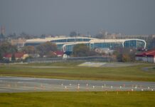 Львов предложил альтернативу жилью возле аэропорта: предлагает создать экономическую зону