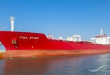 Bloomberg: Танкер под санкциями США прошел через Ормузский пролив, испытывая блокаду Трампа