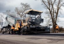 «Таких темпов еще не было». Ремонт дорог в Украине достиг 200 000 кв. м в сутки
