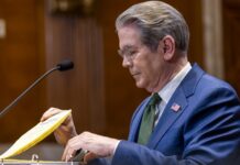Бессент заявил, что США не планируют в третий раз ослаблять санкции против российской нефти