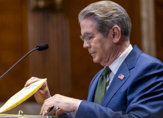 Бессент заявил, что США не планируют в третий раз ослаблять санкции против российской нефти
