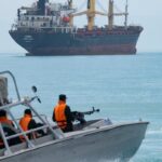 Мошенники выманивают крипту у моряков, обещая безопасный проход через Ормузский пролив, — СМИ