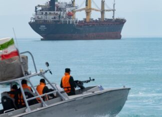 Мошенники выманивают крипту у моряков, обещая безопасный проход через Ормузский пролив, — СМИ