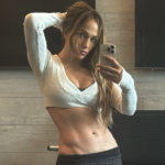 56-летняя Дженнифер Лопес в обтягивающих лосинах поразила стальным прессом (фото)