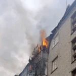 У Херсоні внаслідок атаки дрона загорівся будинок, пожежники врятували людей. ФОТО