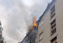 У Херсоні внаслідок атаки дрона загорівся будинок, пожежники врятували людей. ФОТО